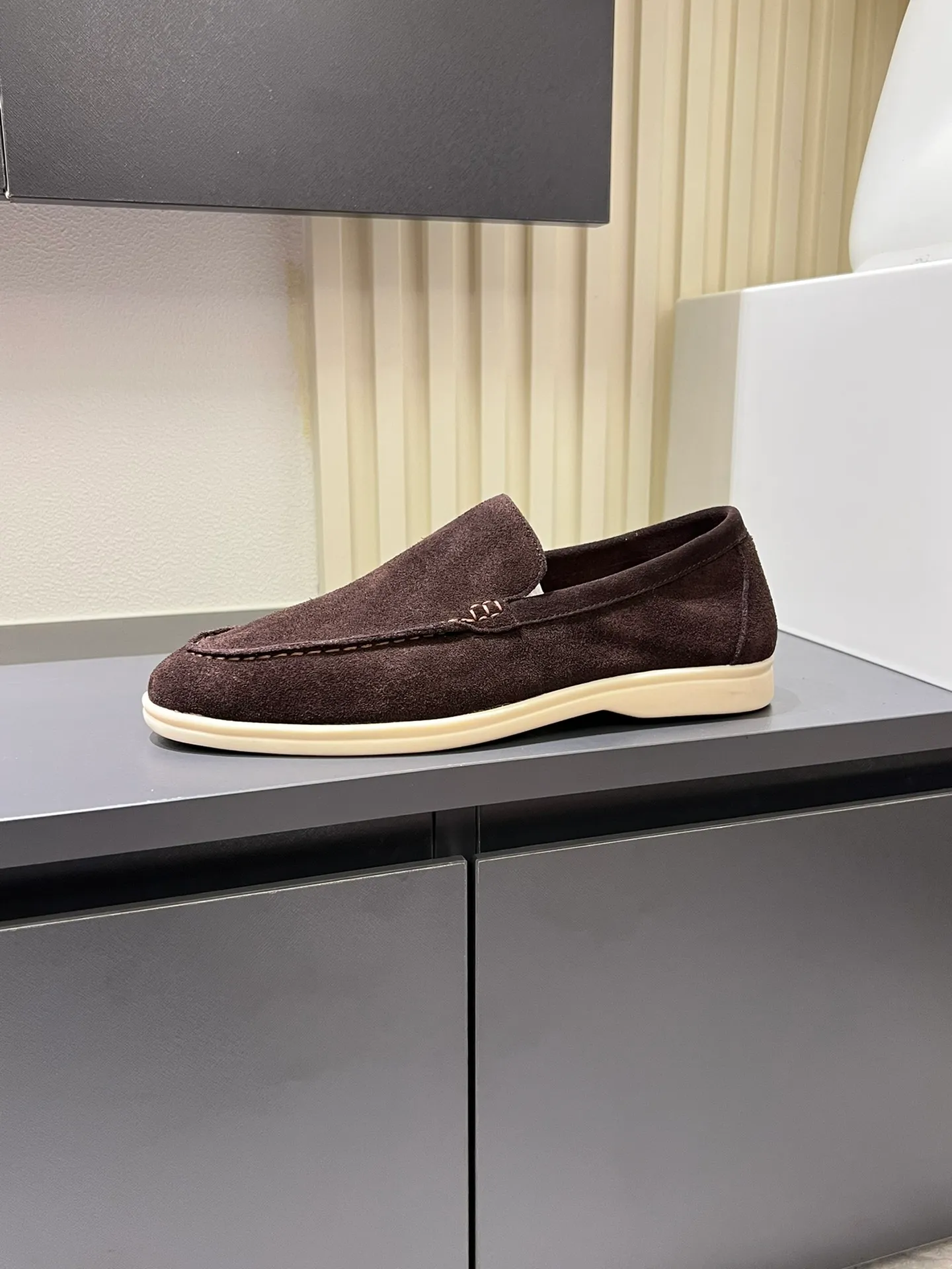 Men's shoes 💰p360 "Loro men's shoes 💰pian'*" Classic L men's shoes for couples 💰p Top version British flat loafers, a must-have item in old money style, the minimalist design is eye-catching and durable, a plus point for dressing The soft foot feel and texture are outstanding. They don’t scratch your feet and are very nice. They are matched with soft and waxy soles. They can be worn daily for a long time without getting tired. They are easy to wear, versatile and classic items, with perfect foot feel and texture! Imported cashmere fabric, the lining is made of imported A-grade water-dyed cow lining, the top version of the genuine leather midsole is sewn with pure handmade mark thread! Size: Female 35-40 (34. Customized) Male 38-44 (45.46. Customized)